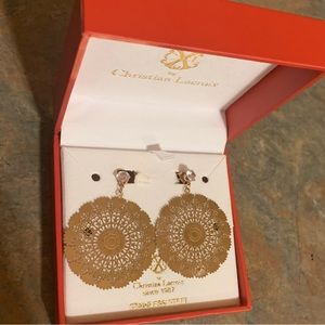 Beautiful filigree gold earrings.